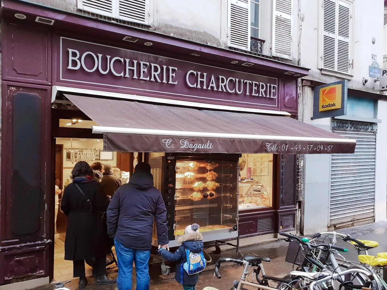 Des clients devant la rôtissoire de la Boucherie Dagault, rue Oberkampf