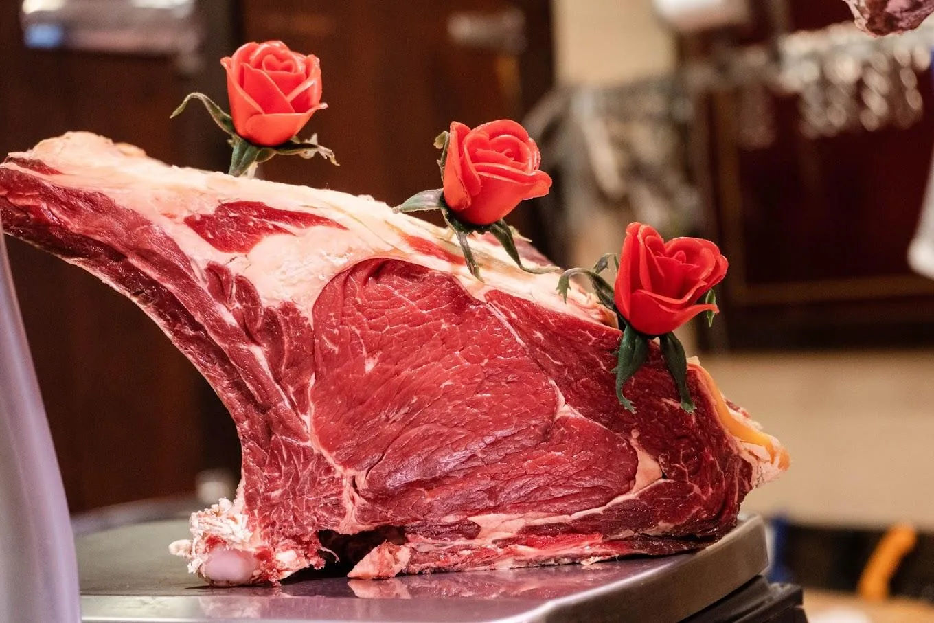 Une côte de boeuf présentée au comptoir de la Boucherie Dagault