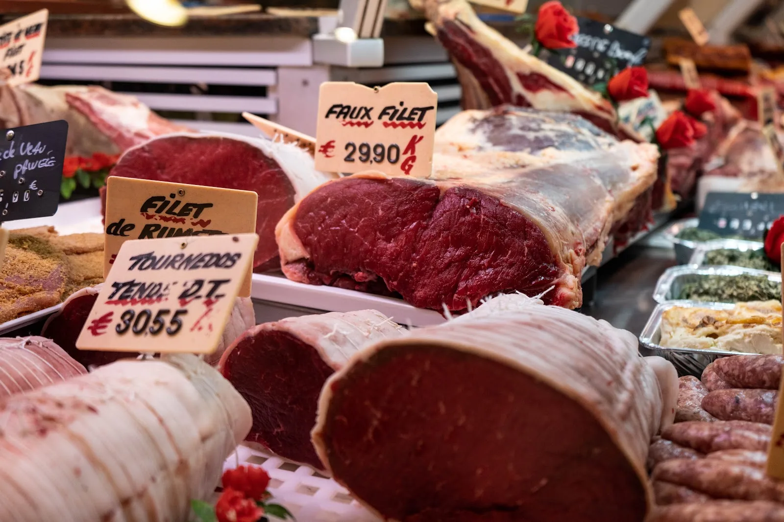 Pièces de boeuf en vitrine, faux filet, filet de rumsteck et tournedos