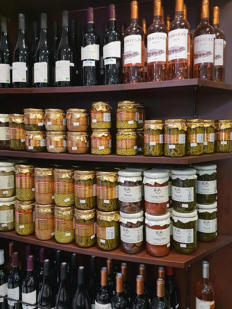 Les étagères de l'épicerie de la boucherie, bocaux de légumes, conserves et bouteilles de vin