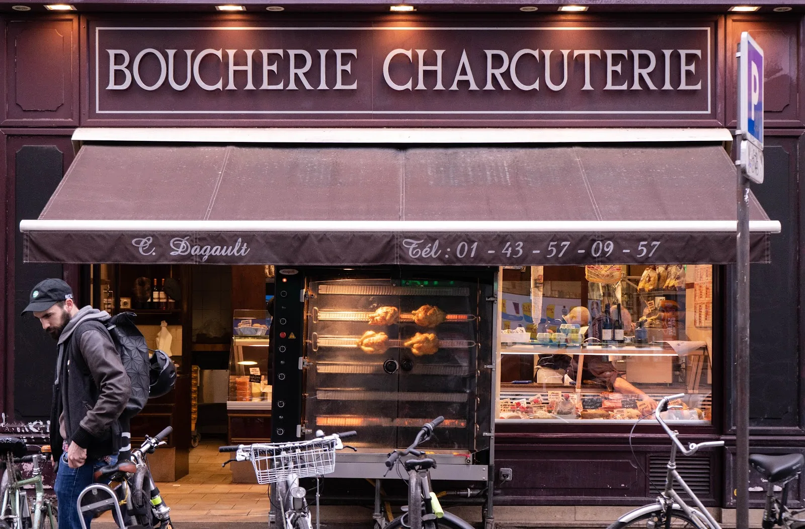 La devanture de la Boucherie Dagault, enseigne Boucherie Charcuterie et rôtissoire allumée